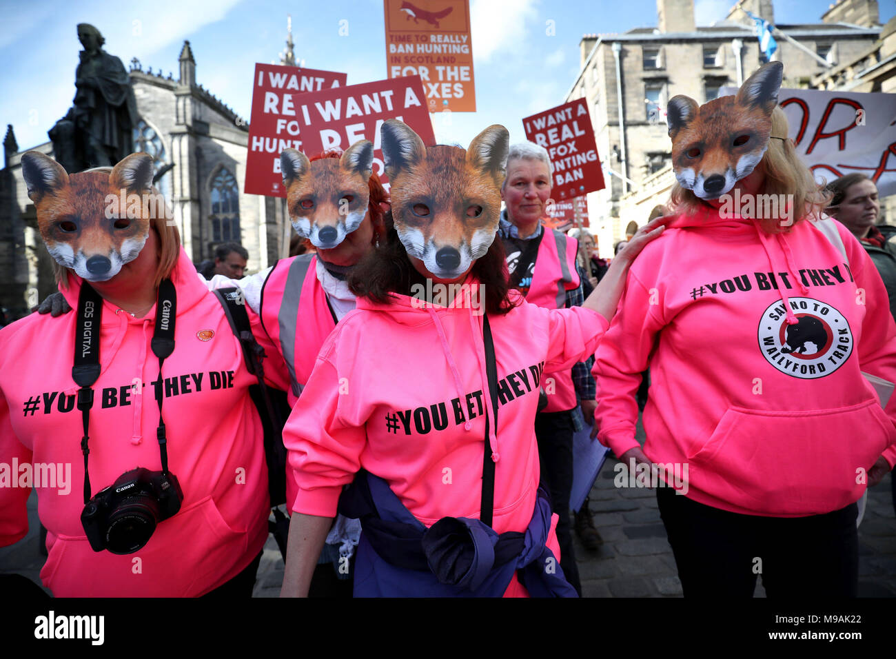 Manifestanti durante una marcia sul Royal Mile di Edimburgo organizzata dalla League Against Cruel Sports, OneKind e IFAW chiedendo un 'reale' divieto di caccia alla volpe. Foto Stock