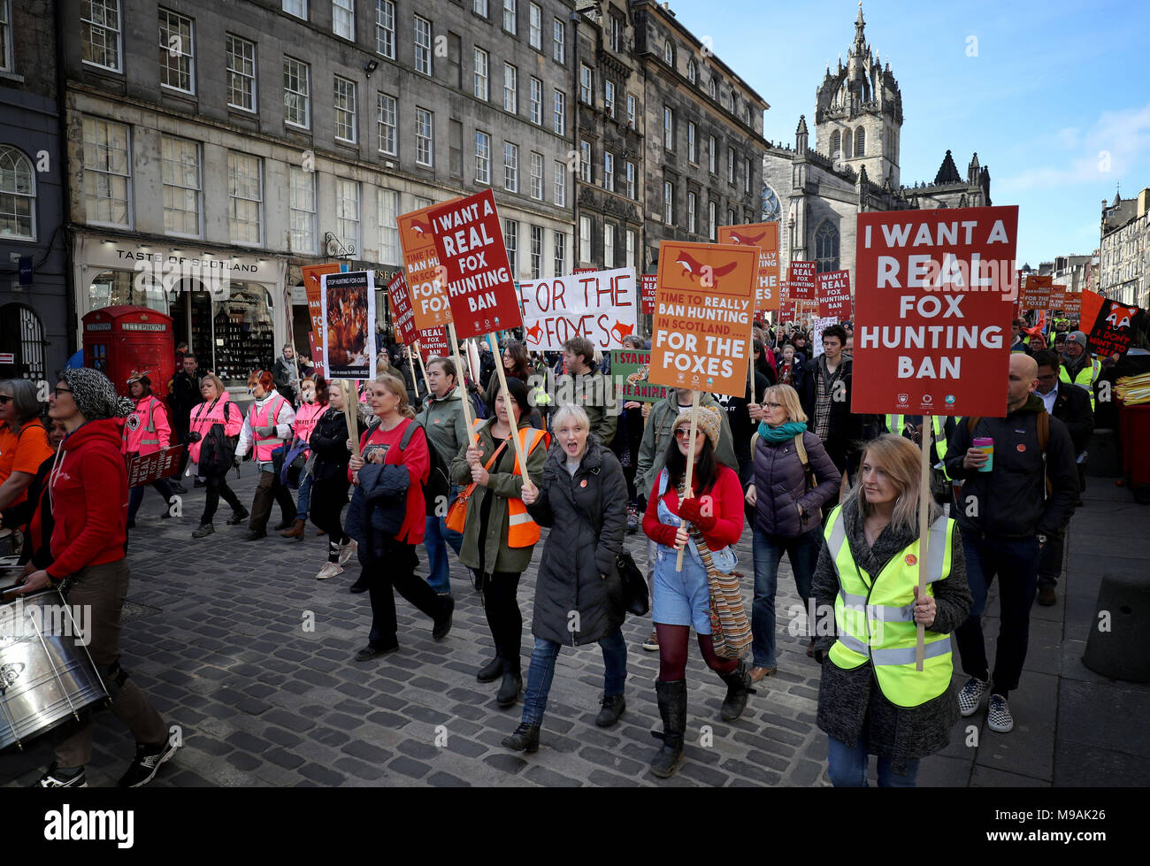 Manifestanti durante una marcia sul Royal Mile di Edimburgo organizzata dalla League Against Cruel Sports, OneKind e IFAW chiedendo un 'reale' divieto di caccia alla volpe. Foto Stock