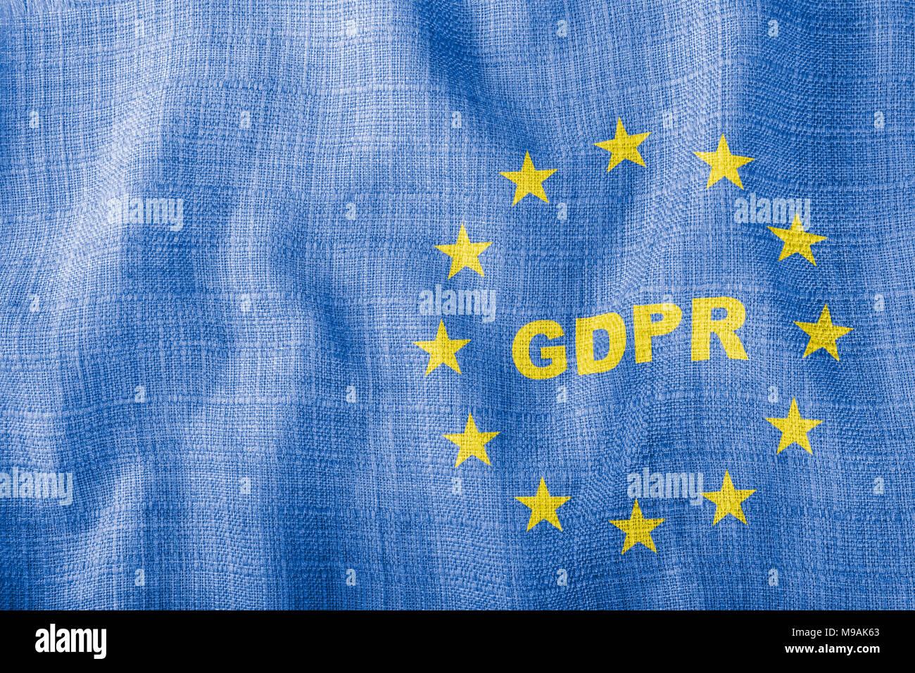 Il PILR lettere con segni UE sul blu tessuto ondulato. Texture con stelle gialle della Unione Europea. Protezione dei dati personali, la digitalizzazione e la burocrazia Foto Stock