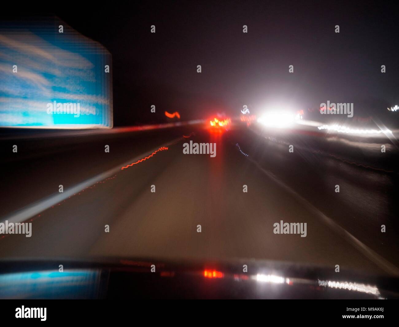 AJAXNETPHOTO. 2018. Autostrada M23, Inghilterra. - Abbagliamento dei fari - luci accecanti di su-proveniente traffico autostradale su una notte piovosa. foto:JONATHAN EASTLAND/AJAX REF:GXR180303_6963 Foto Stock