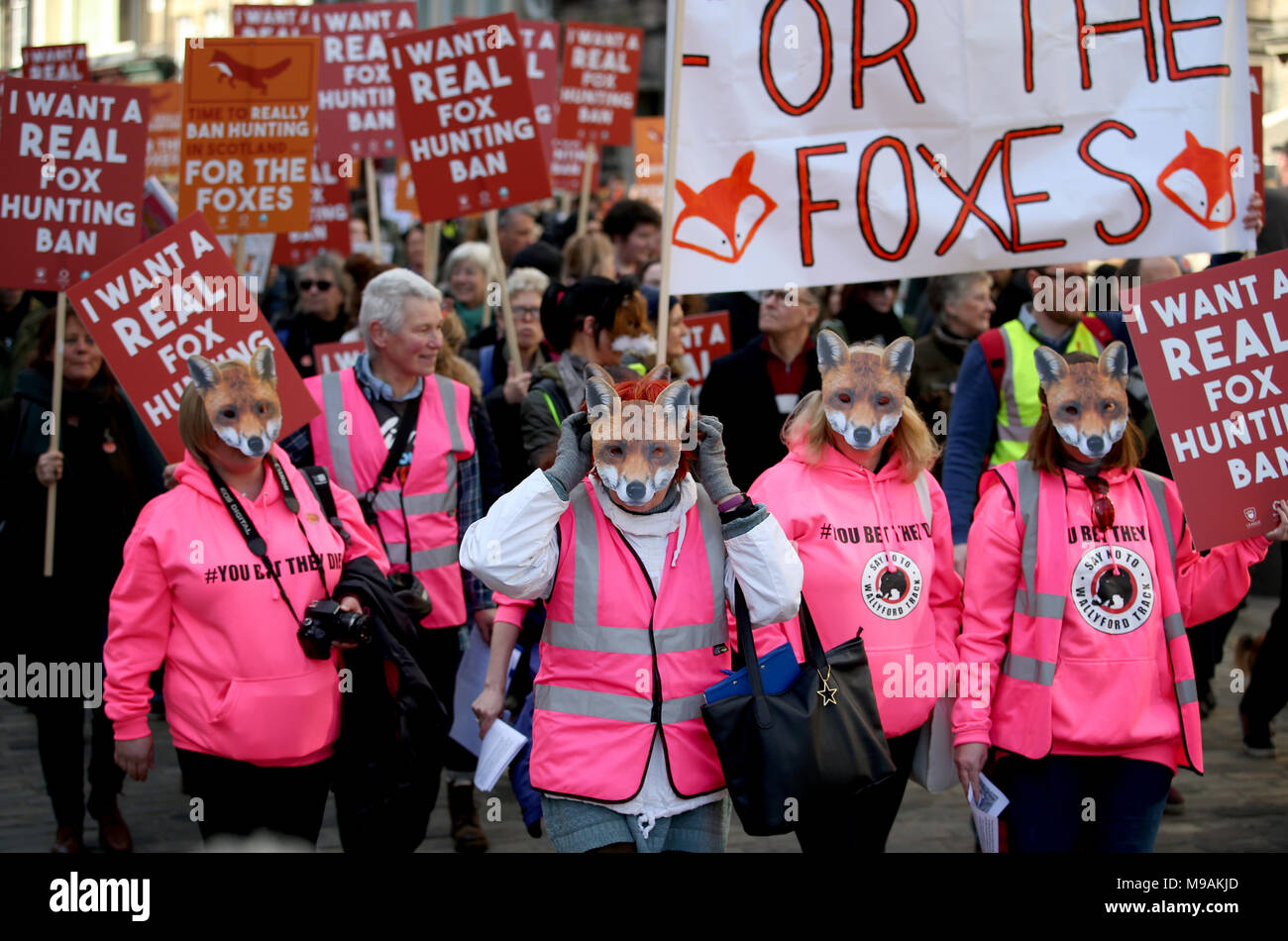 Manifestanti durante una marcia sul Royal Mile di Edimburgo organizzata dalla League Against Cruel Sports, OneKind e IFAW chiedendo un 'reale' divieto di caccia alla volpe. Foto Stock