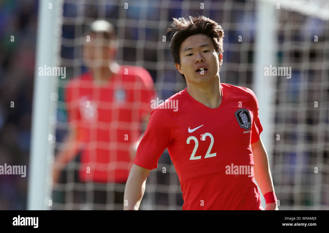 La Corea del Sud le Chang-Hoon Kwon celebra il punteggio al suo fianco il secondo obiettivo del gioco durante la international amichevole al Windsor Park di Belfast. Foto Stock