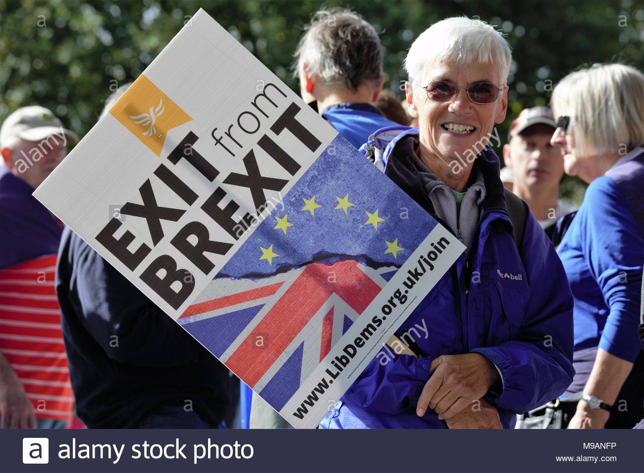 Una donna con un'uscita Brexit segno durante un marzo contro brexit organizzato dai democratici liberali a Londra nel 2017. Credito: reallifephotos/Alamy Foto Stock