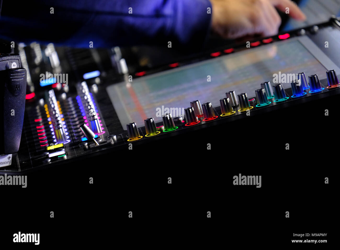 Close-up di un suono miscelazione console alla musica dal vivo in concerto a Abu Dhabi. Foto Stock