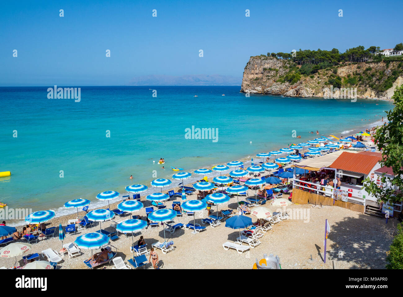 Spiaggia con ombrelloni, Scopello, Sicilia, Italia Foto Stock