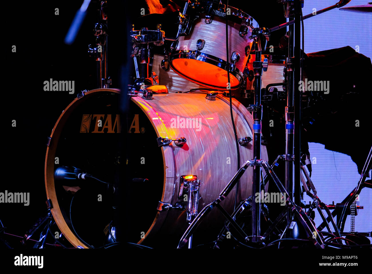 Close-up di un "Tama " Kit del tamburo, il tamburo è un membro del gruppo di percussioni di strumenti musicali Foto Stock