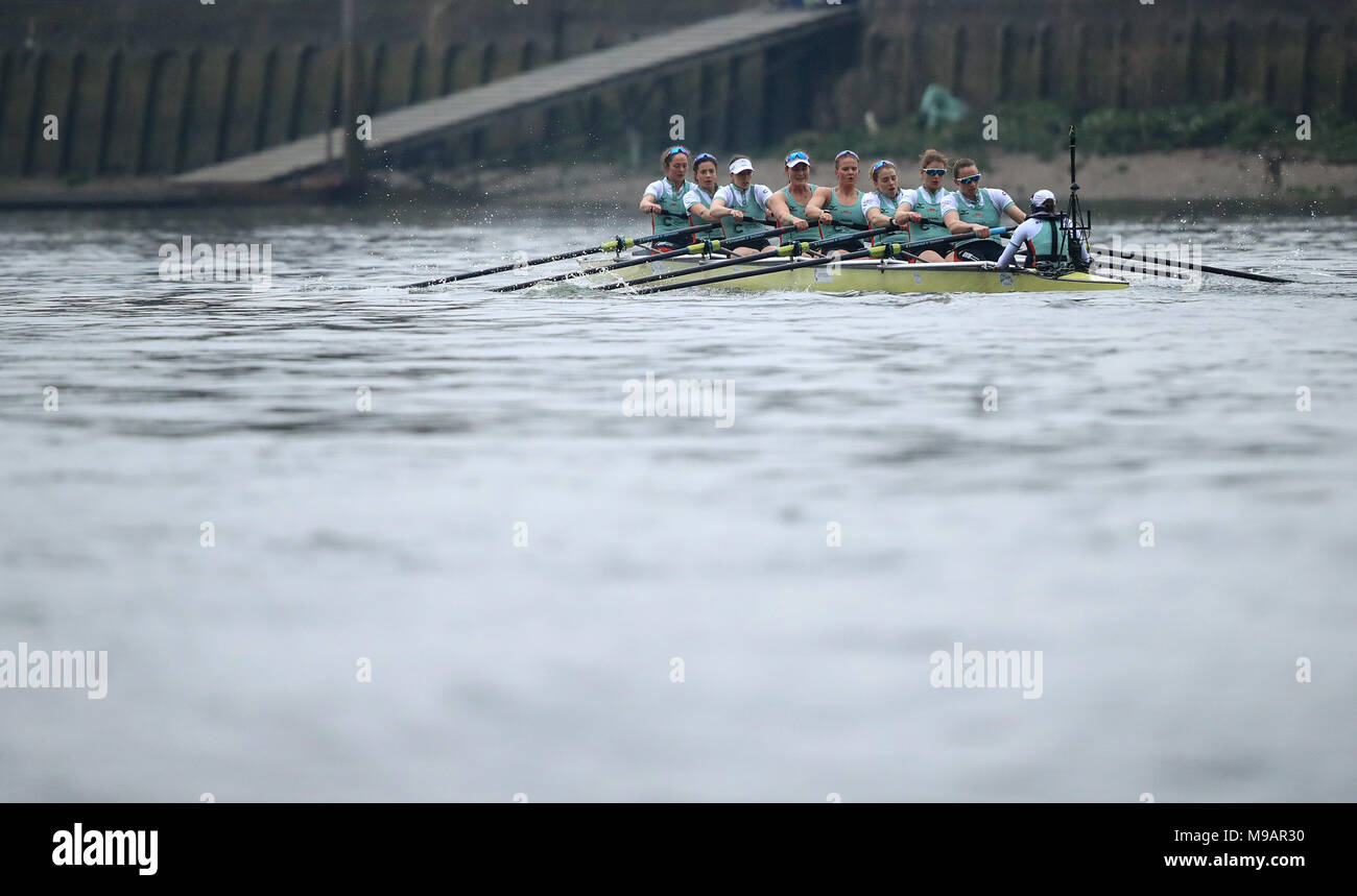 Cambridge University donna Boat Club in azione durante la donna della gara in barca sul fiume Tamigi, Londra. Foto Stock