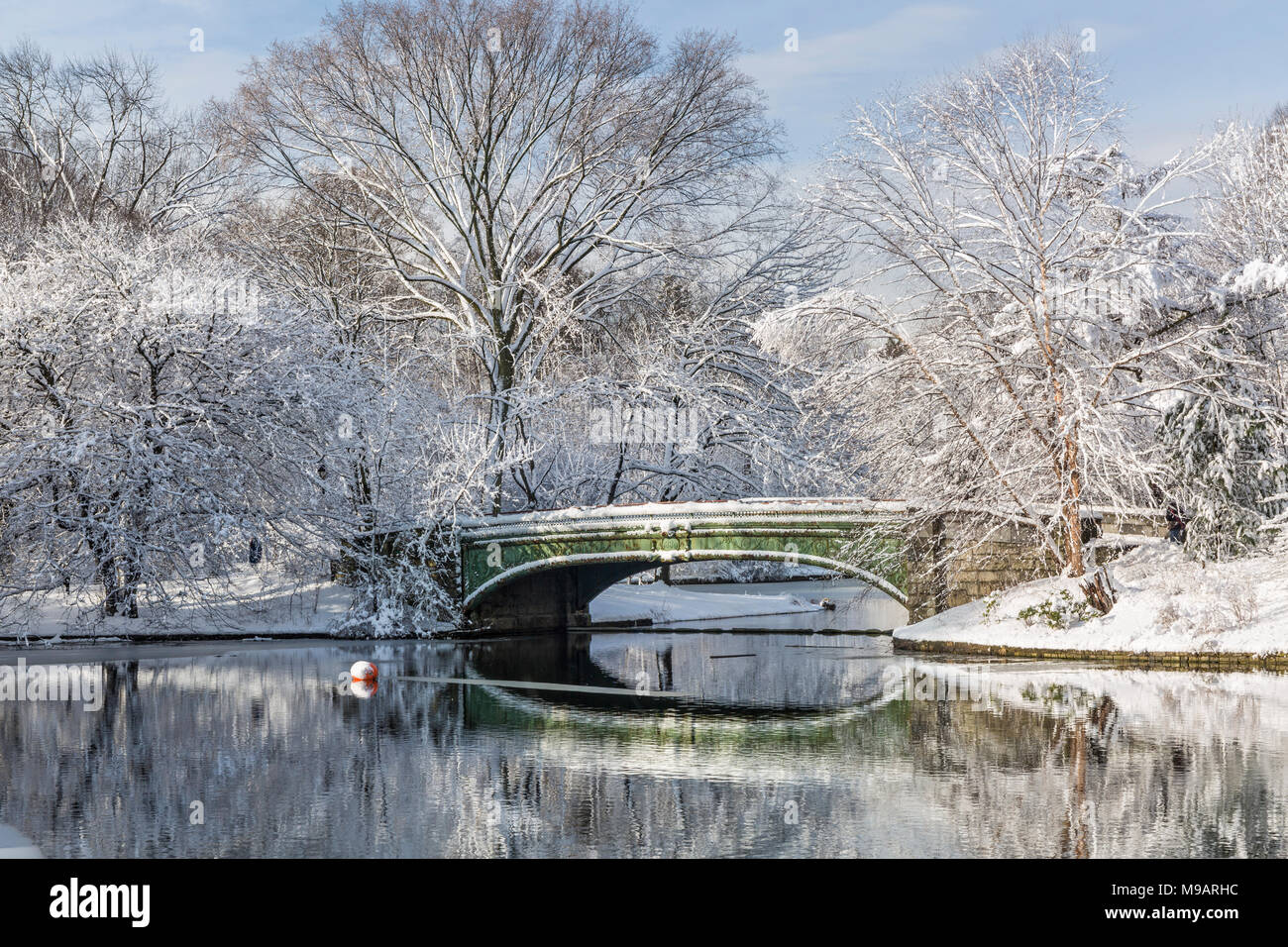 Il ponte Lullwater sul Prospect Park Lake dopo un record di primavera nevicata nel Prospect Park di Brooklyn, New York. Foto Stock