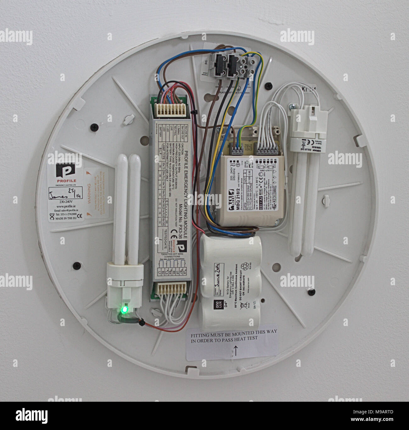 Luce elettrica il raccordo con il coperchio rimosso che mostra il circuito di cablaggio, lampadine, condensatori, batterie e collegamenti corretti e simboli elettrici. Foto Stock