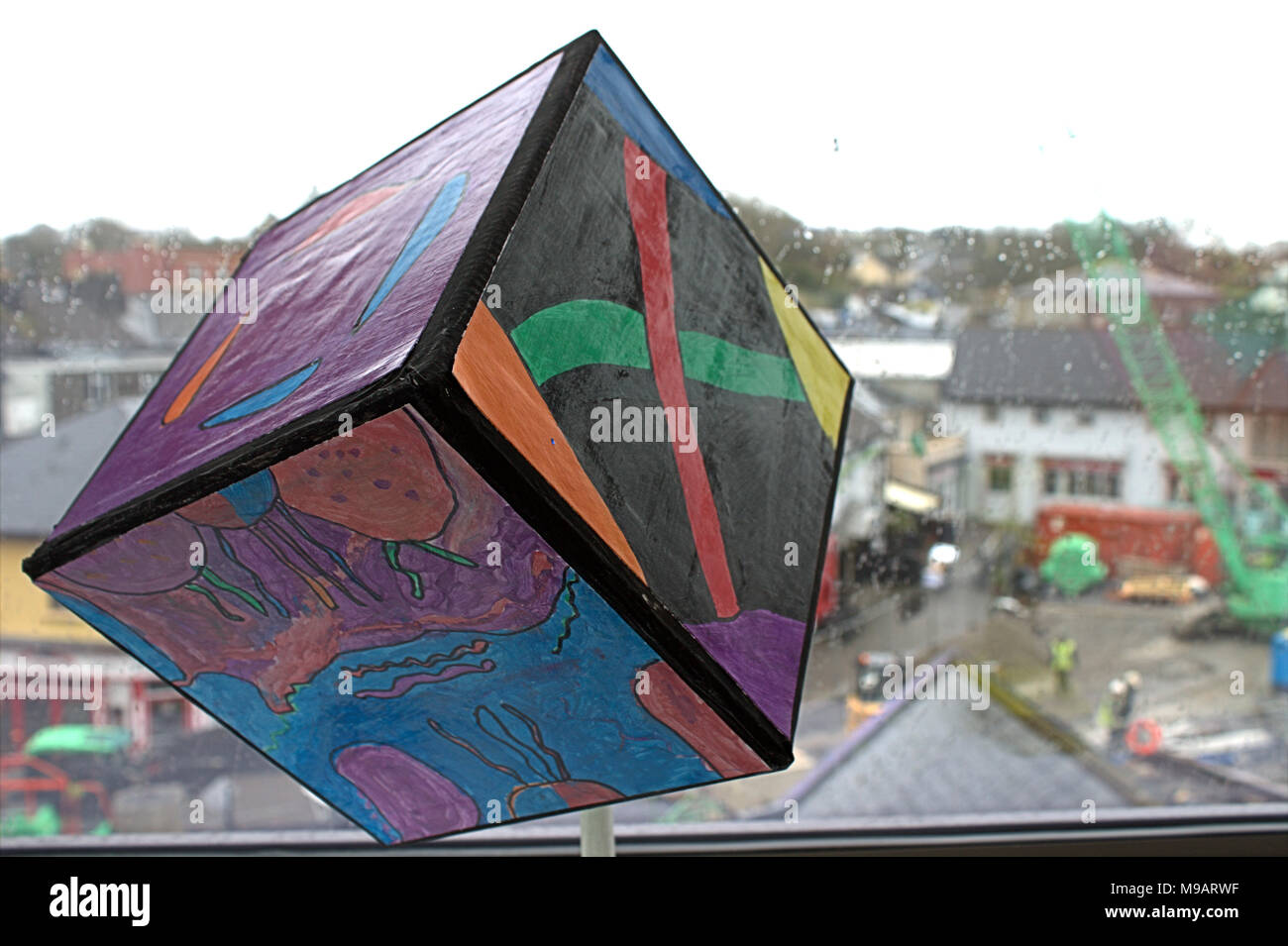 Abstract cubi colorati dipinti da bambini su una galleria d'arte davanzale, prese con le gallerie permesso.(Uillinn Galery) Skibbereen. L'Irlanda Foto Stock