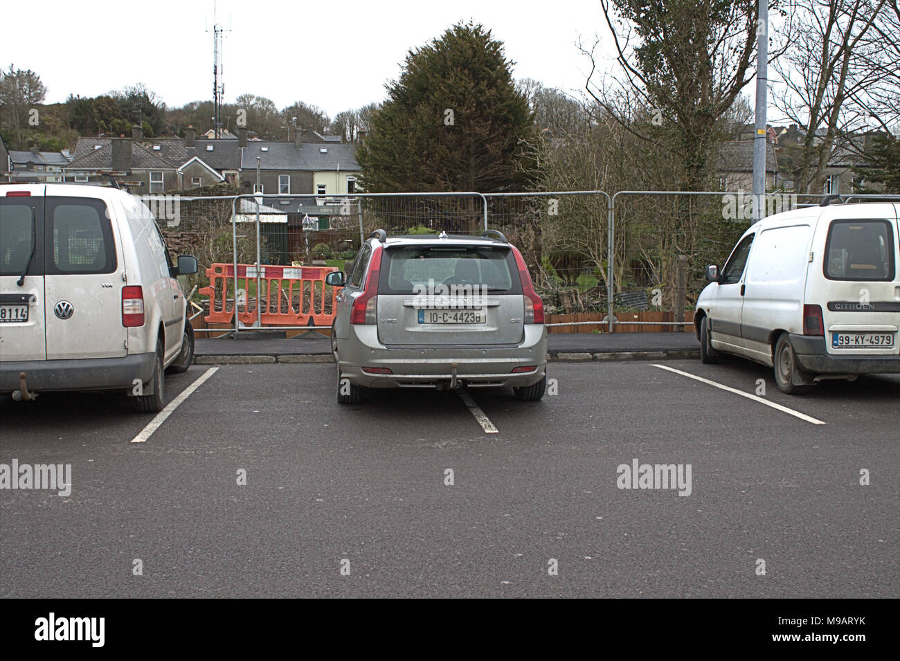 Esempi di cattiva o parcheggio egoista, tenuto fino 2 posti auto in un parcheggio Foto Stock