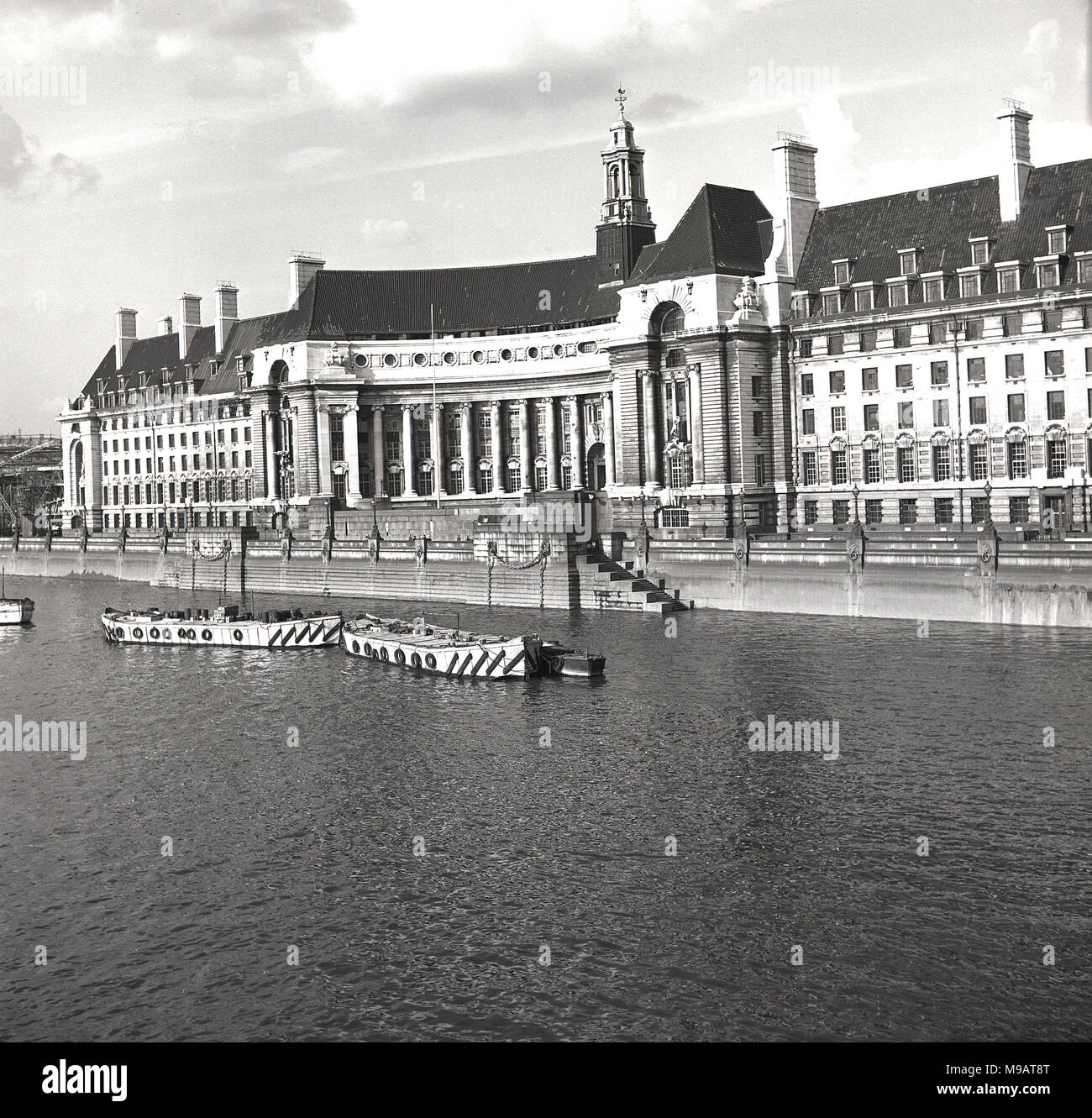 Degli anni Cinquanta, vista storica del County Hall, London, England.Questo grande edificio, costruito in un Edwardian stile barocco in pietra di Portland sulla riva sud del fiume Tamigi, era la sede del governo locale a Londra, in primo luogo l'LCC e poi la grande Londra Consiglio (GLC). Foto Stock