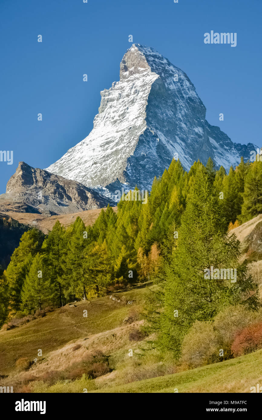 Il Cervino, probabilmente la più famosa montagna in Svizzera Foto Stock