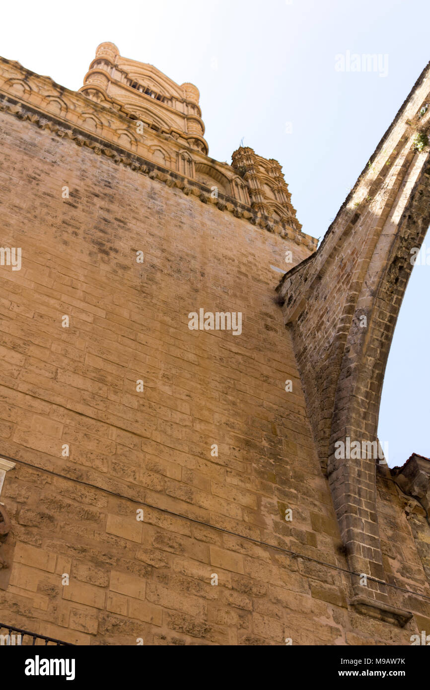 La facciata principale, collegati con portici agli Arcivescovi' Palace. Palermo, Sicilia. Italia Foto Stock