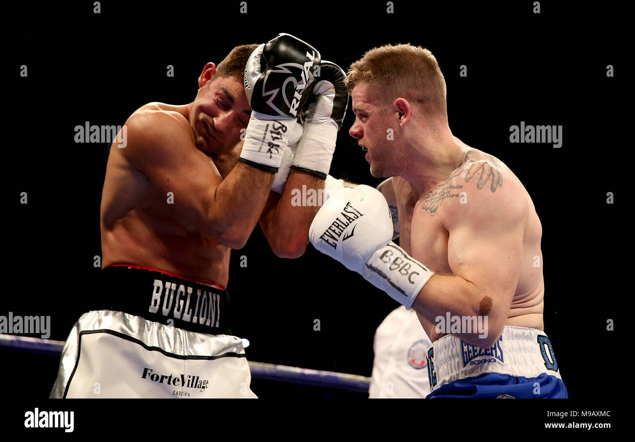 Frank Buglioni (sinistra) contro Callum Johnson nel British and Commonwealth Light-Heavyweight campionato concorso presso la O2 Arena, Londra. Foto Stock