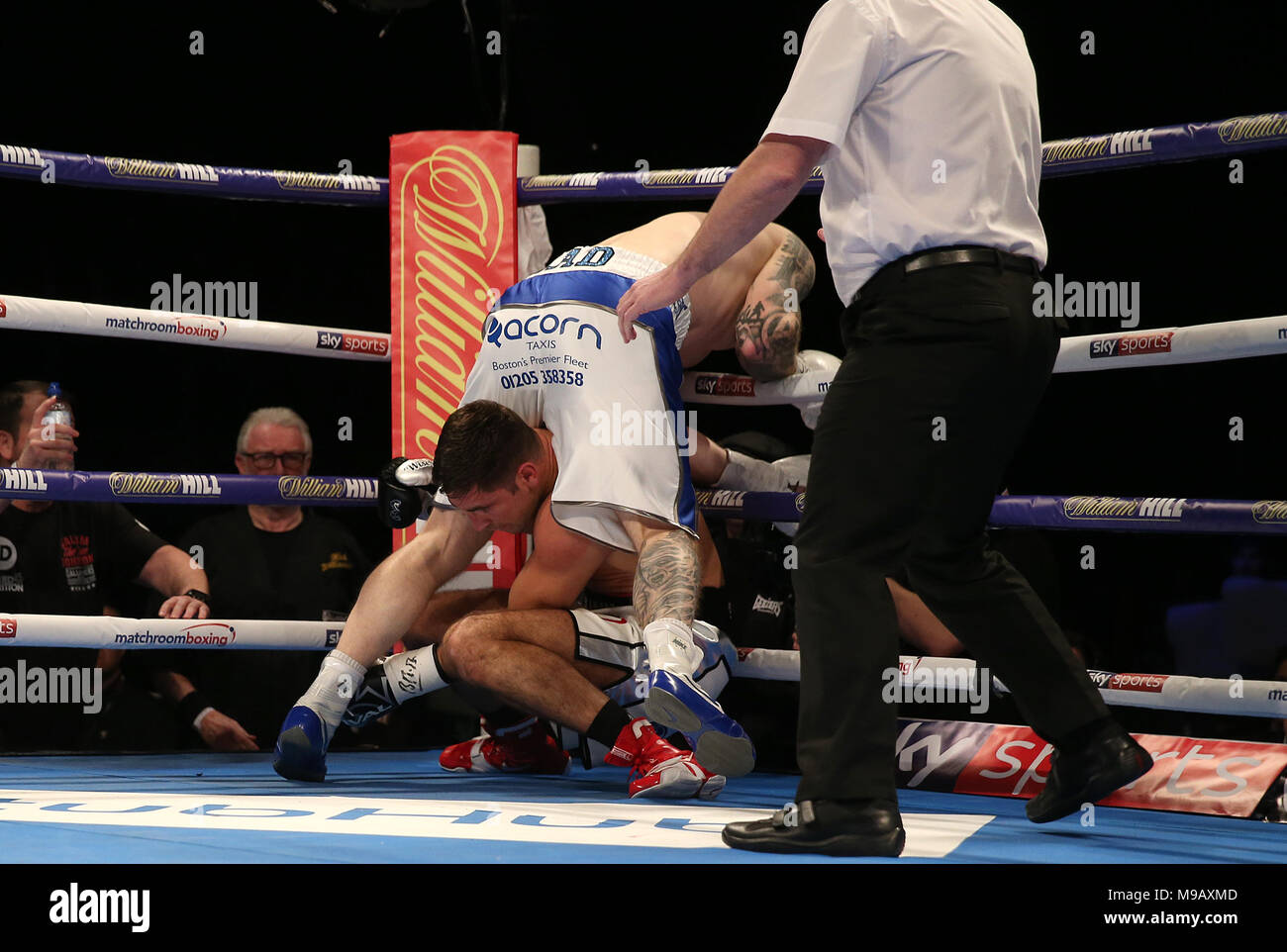 Frank Buglioni (fondo) va giù contro Callum Johnson nel British and Commonwealth Light-Heavyweight campionato concorso presso la O2 Arena, Londra. Foto Stock