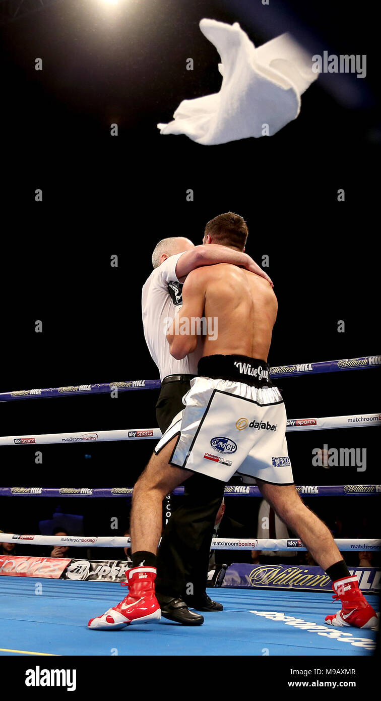 L'Arbitro interrompe la lotta e un asciugamano è gettato in durante la lotta tra Frank Buglioni (destra) e Callum Johnson (non in foto) nel British and Commonwealth Light-Heavyweight campionato concorso presso la O2 Arena, Londra. Foto Stock