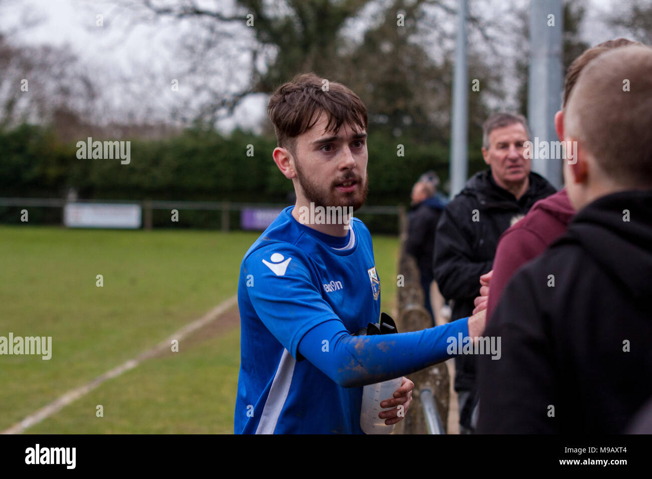 Port Talbot Town centrocampista Giordania Pike celebra con il viaggio 1901 Ultras a tempo pieno, verso Goytre v Port Talbot Town. Foto Stock
