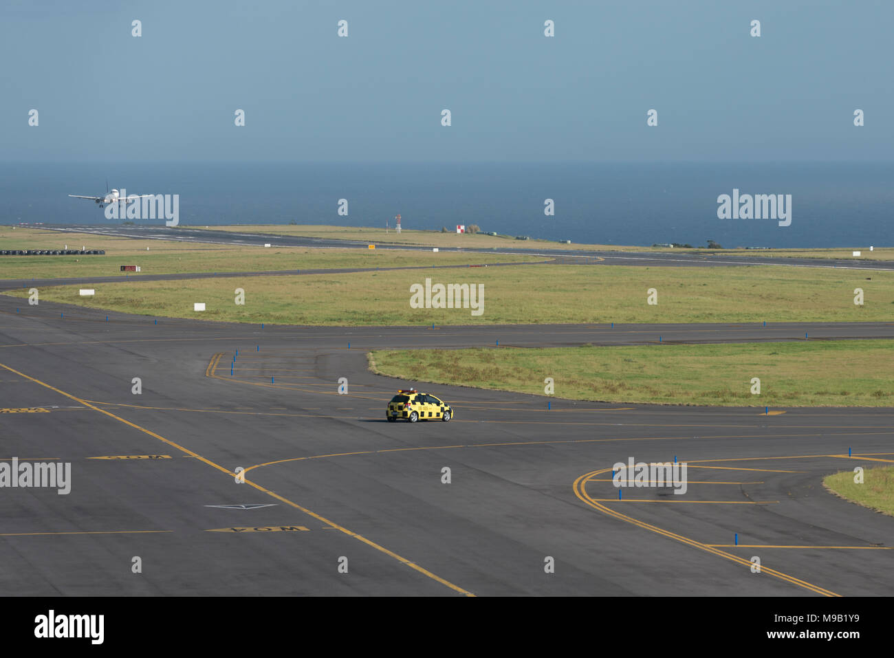 Follow me aviation marshall auto in attesa vicino alla pista di guida Sata International volo piano di sbarco a João Paulo II Aeroporto, Isole Azzorre Foto Stock