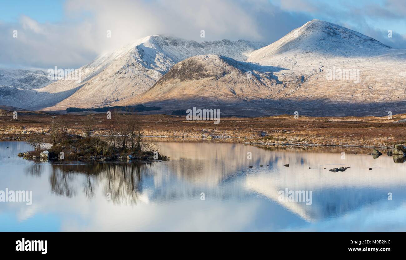 Innevate montagne scozzesi Foto Stock