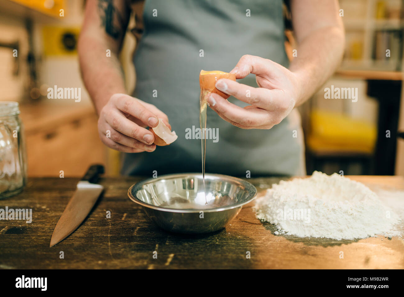 Pasta processo di cottura, maschio chef mani con uovo Foto Stock