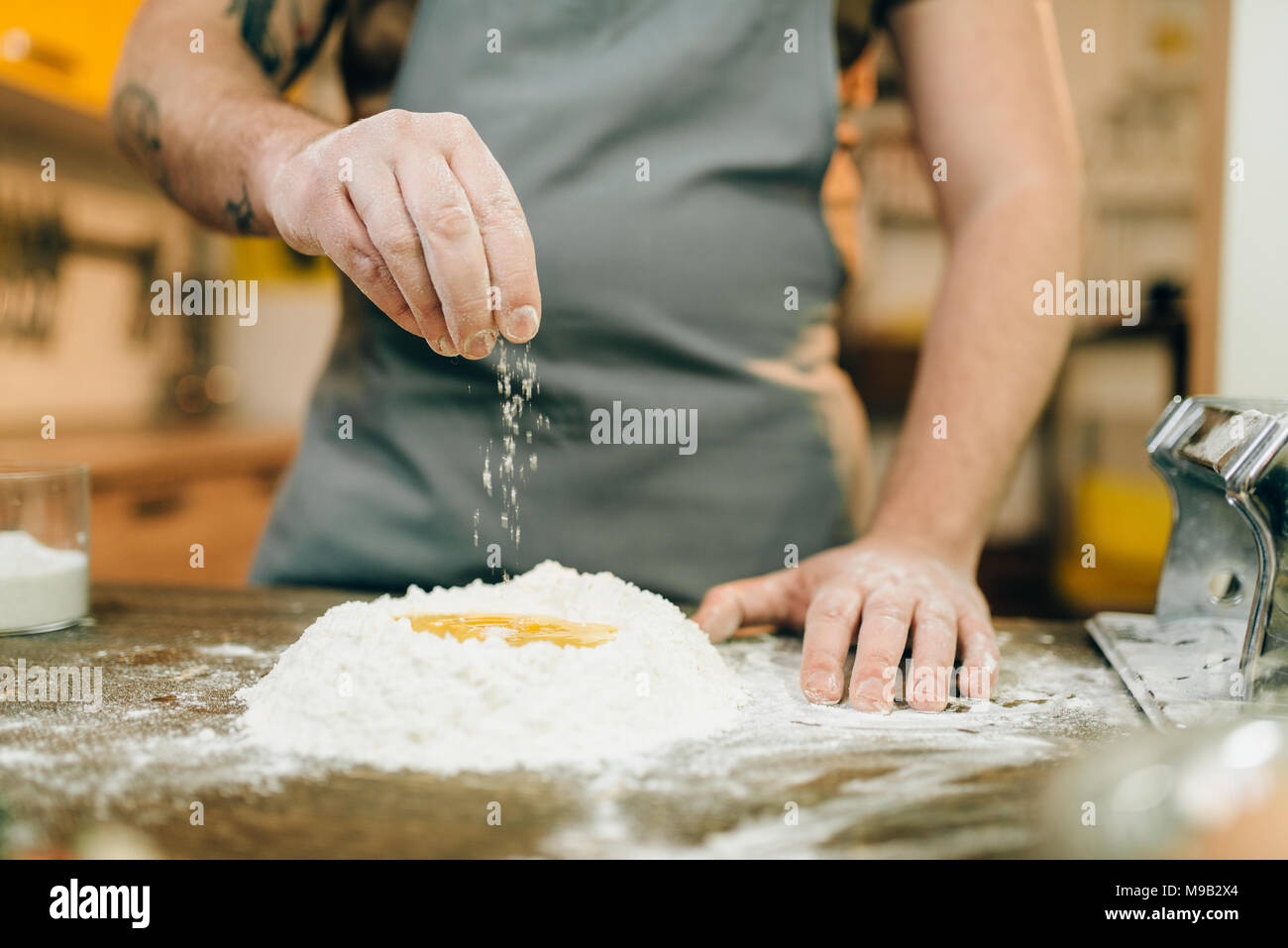 Pasta fatta in casa per la cottura, uomo Preparazione impasto Foto Stock