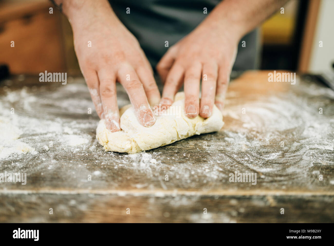 Pasta fatta in casa per la cottura e la preparazione di pasta sul tavolo Foto Stock