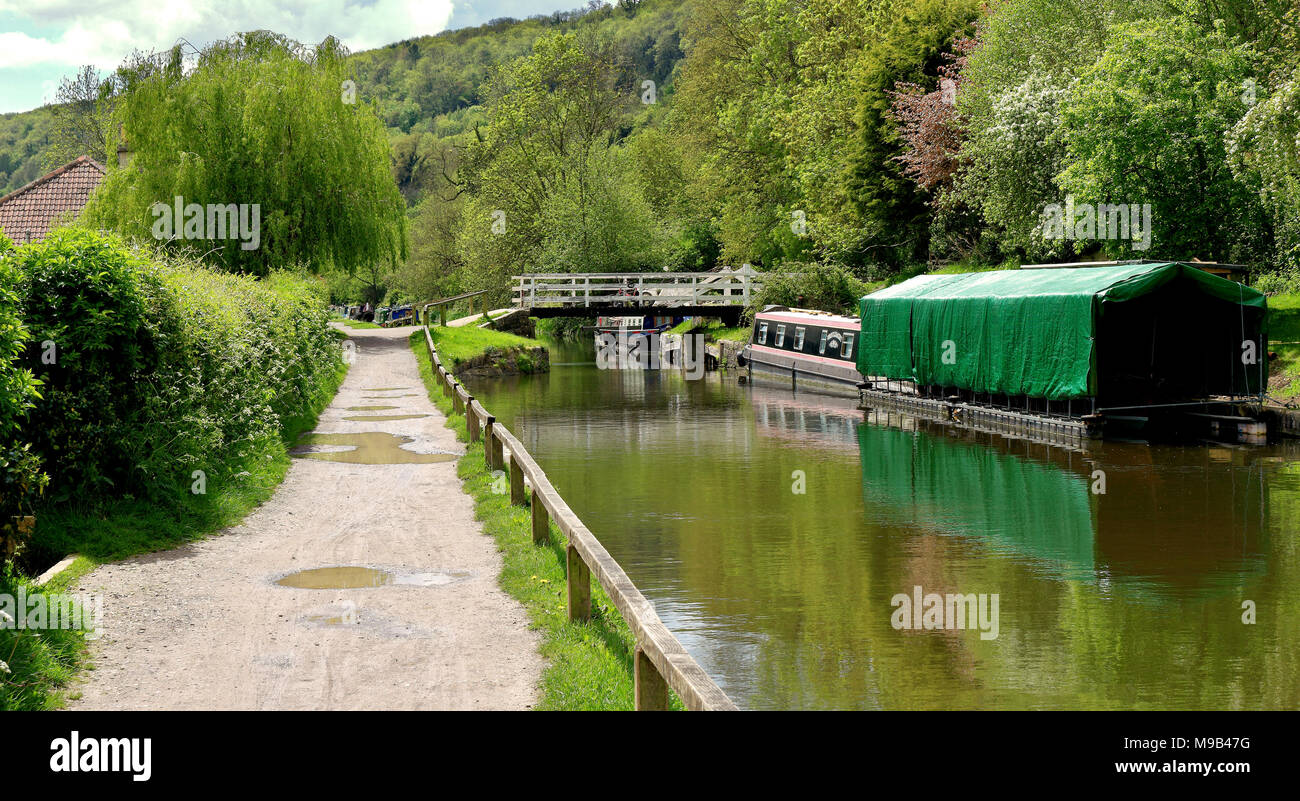 Kennet and Avon Canal nel Somerset con ormeggiati narrowboat e ponte di legno Foto Stock