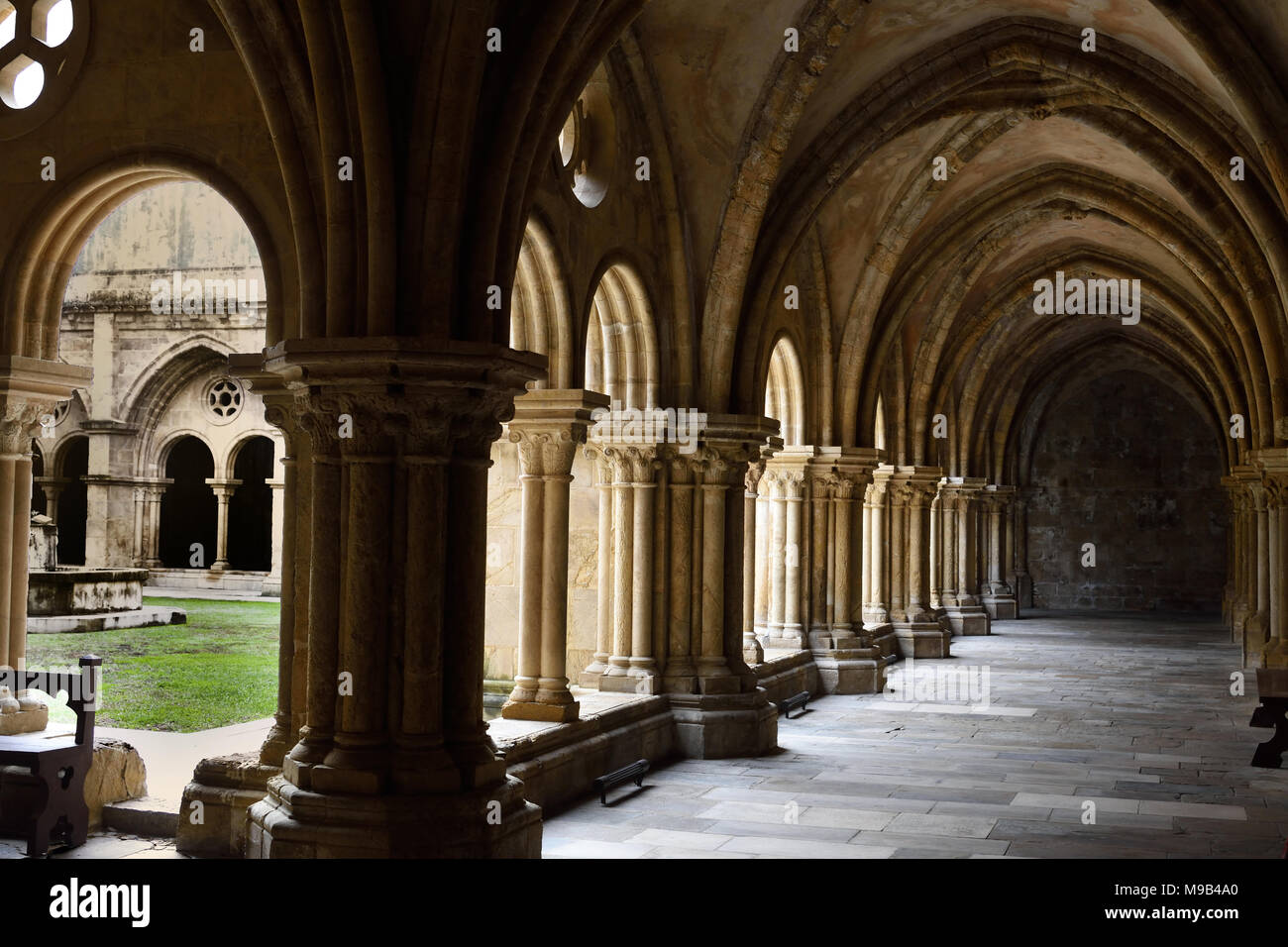 La vecchia cattedrale di Coimbra ( Sé Velha de Coimbra ) Il Romanico chiesa cattolica romana. Costruzione del Sé Velha è iniziata dopo la battaglia di Ourique (1139) del XII secolo il portoghese in Portogallo Foto Stock