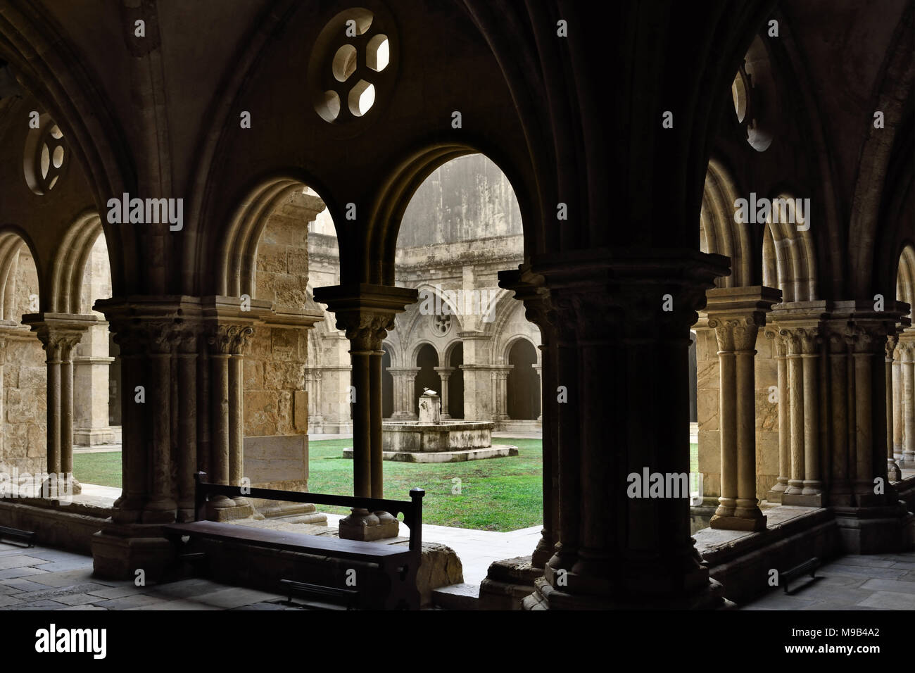 La vecchia cattedrale di Coimbra ( Sé Velha de Coimbra ) Il Romanico chiesa cattolica romana. Costruzione del Sé Velha è iniziata dopo la battaglia di Ourique (1139) del XII secolo il portoghese in Portogallo Foto Stock