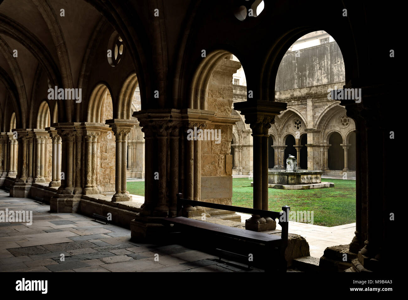 La vecchia cattedrale di Coimbra ( Sé Velha de Coimbra ) Il Romanico chiesa cattolica romana. Costruzione del Sé Velha è iniziata dopo la battaglia di Ourique (1139) del XII secolo il portoghese in Portogallo Foto Stock