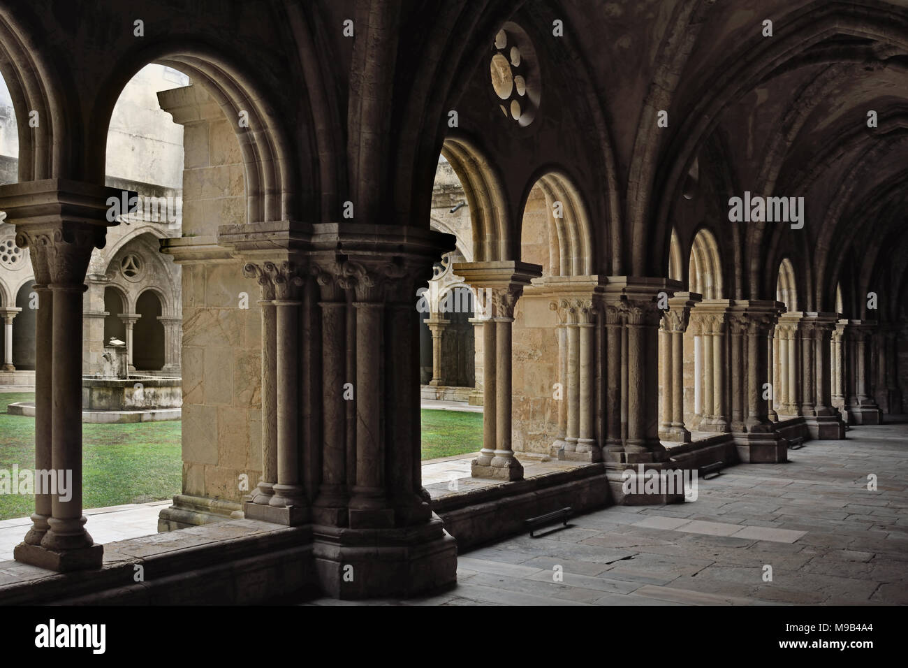 La vecchia cattedrale di Coimbra ( Sé Velha de Coimbra ) Il Romanico chiesa cattolica romana. Costruzione del Sé Velha è iniziata dopo la battaglia di Ourique (1139) del XII secolo il portoghese in Portogallo Foto Stock