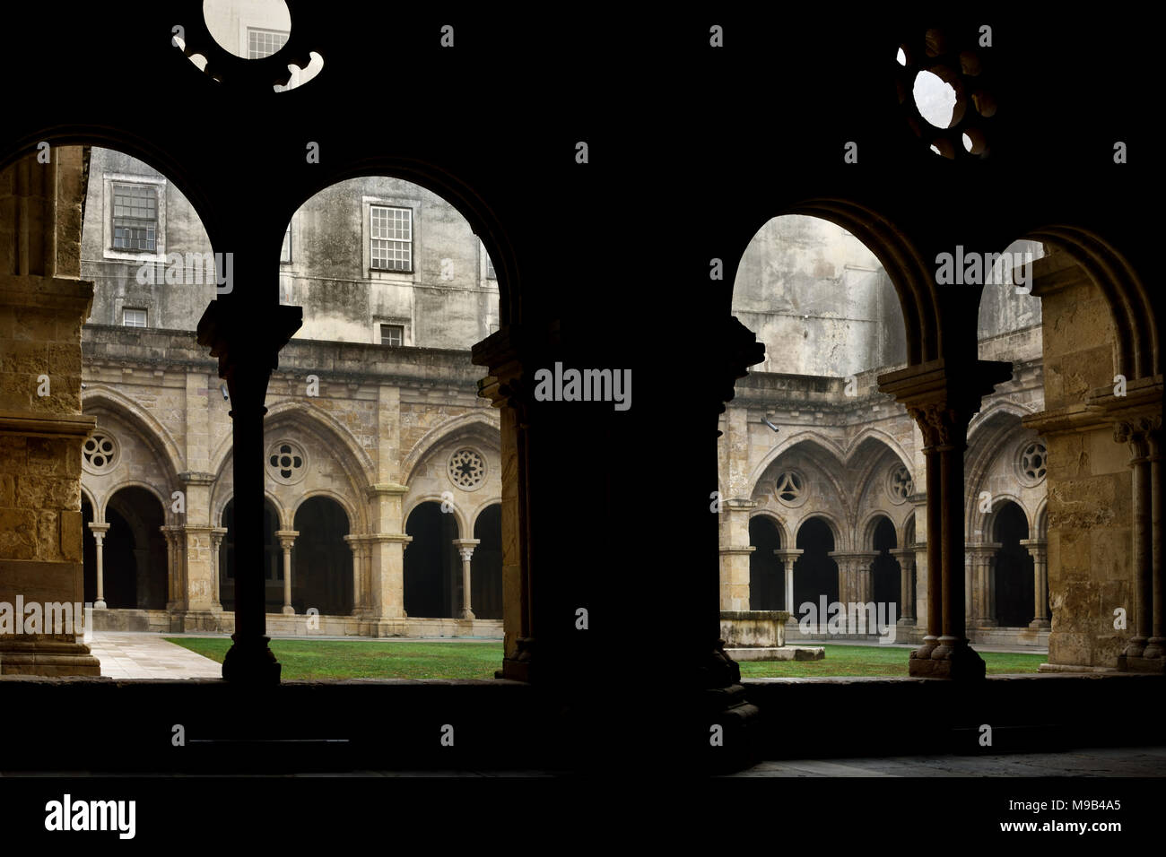 La vecchia cattedrale di Coimbra ( Sé Velha de Coimbra ) Il Romanico chiesa cattolica romana. Costruzione del Sé Velha è iniziata dopo la battaglia di Ourique (1139) del XII secolo il portoghese in Portogallo Foto Stock