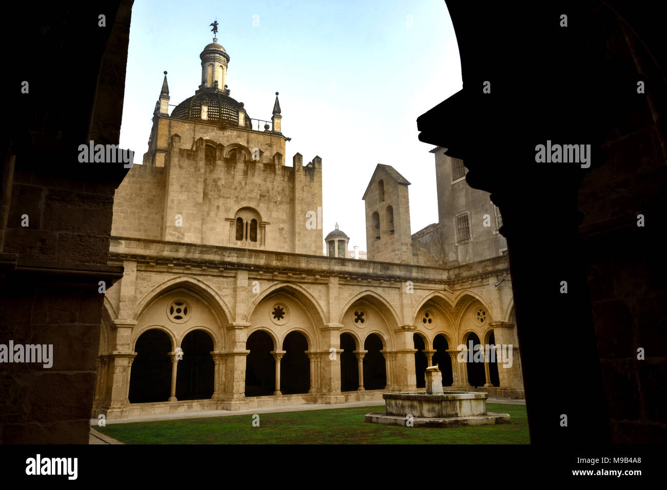 La vecchia cattedrale di Coimbra ( Sé Velha de Coimbra ) Il Romanico chiesa cattolica romana. Costruzione del Sé Velha è iniziata dopo la battaglia di Ourique (1139) del XII secolo il portoghese in Portogallo Foto Stock