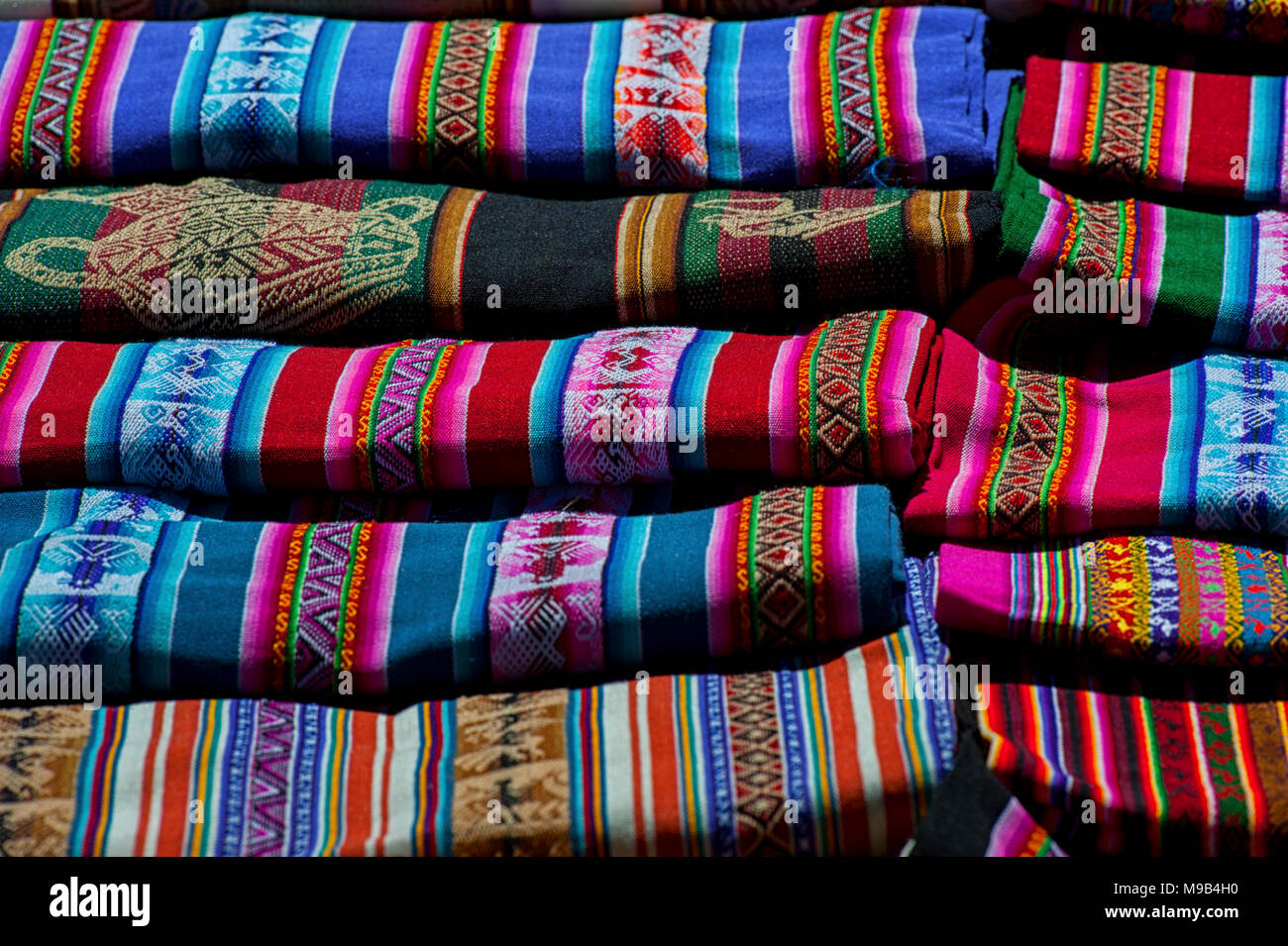 Selezione di mano costume di tessuti e prodotti tessili per la vendita prevista fuori del locale mercato domenicale di Tarabuco, Bolivia, Sud America Foto Stock