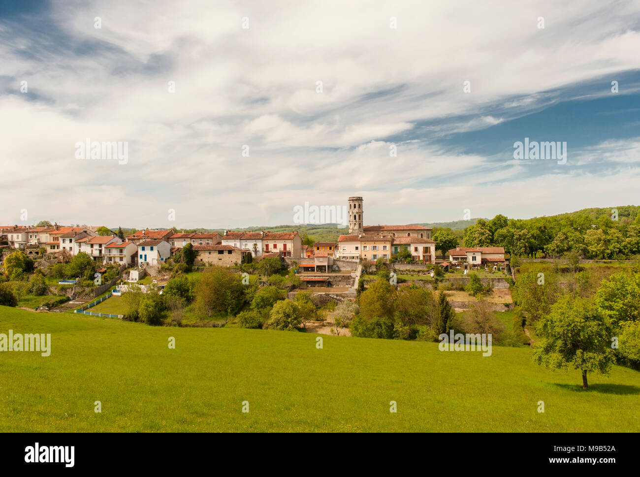 Vista sulla città vecchia di Rimont in Ariège, Francia meridionale Foto Stock