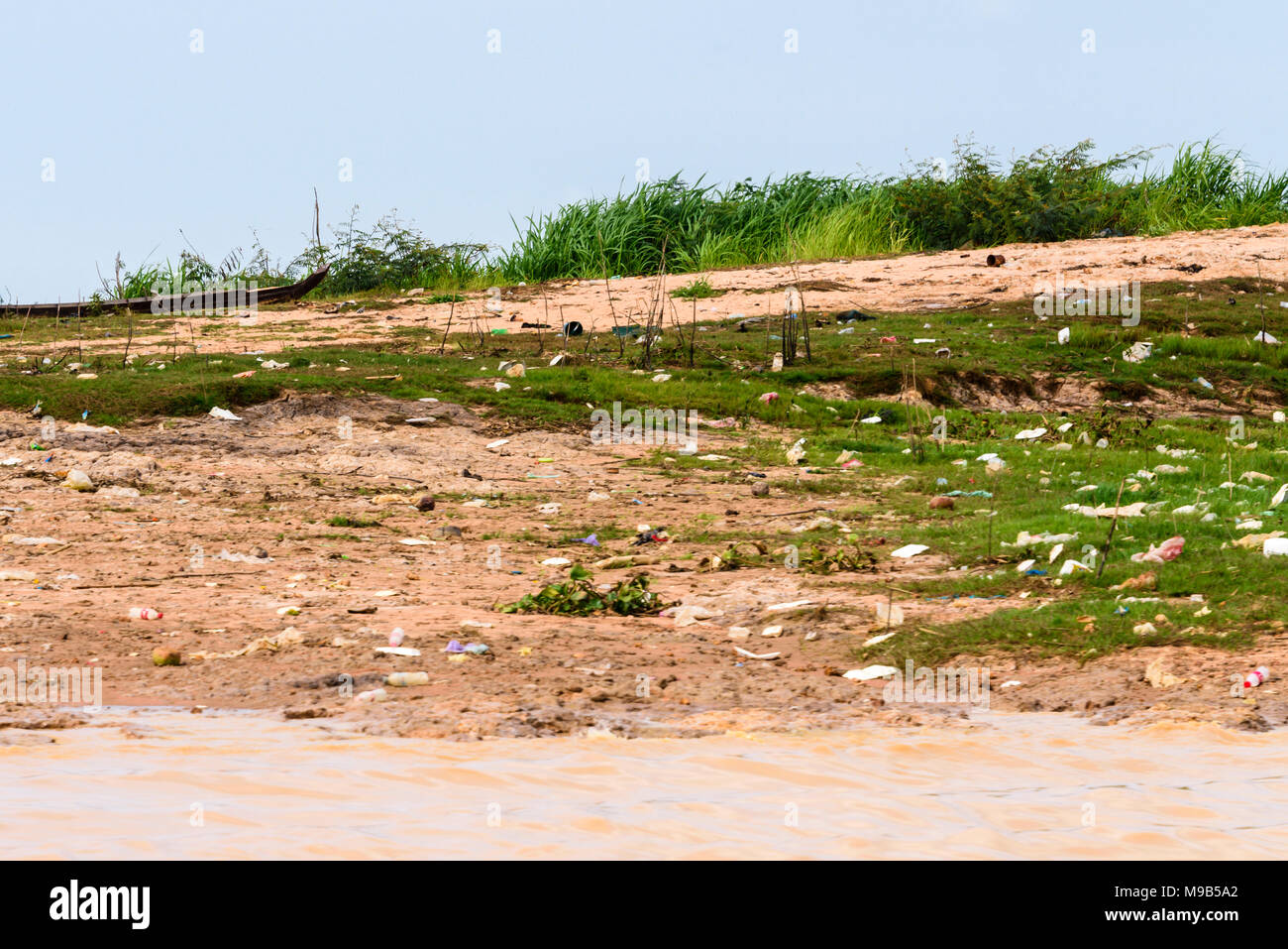 Enormi quantità di bottiglie di plastica, sacchetti e scatole di linea il Fiume Siem Reap in Cambogia. Foto Stock