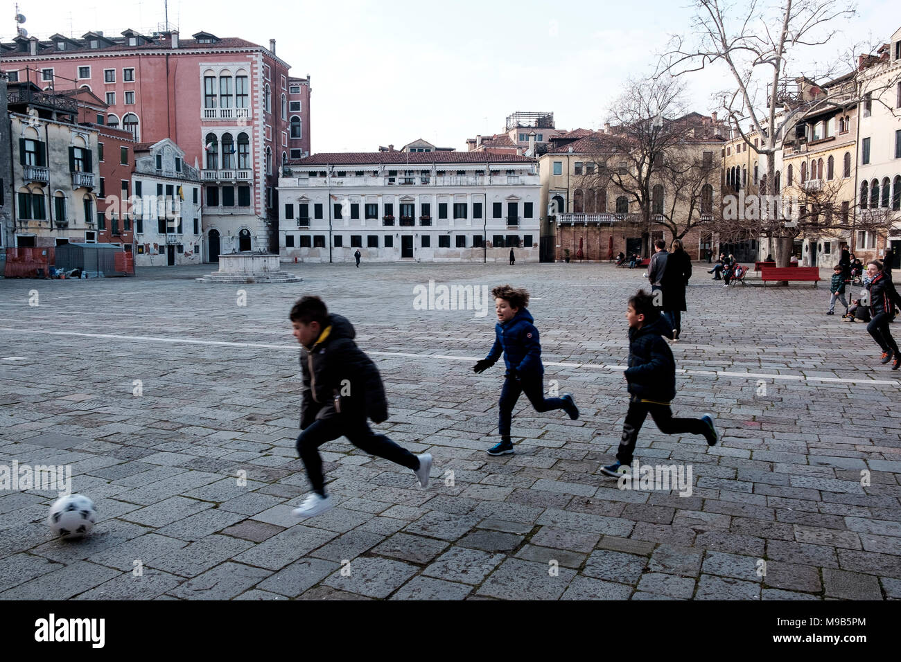 I bambini che giocano a calcio su Campo San Polo, Venezia Foto Stock