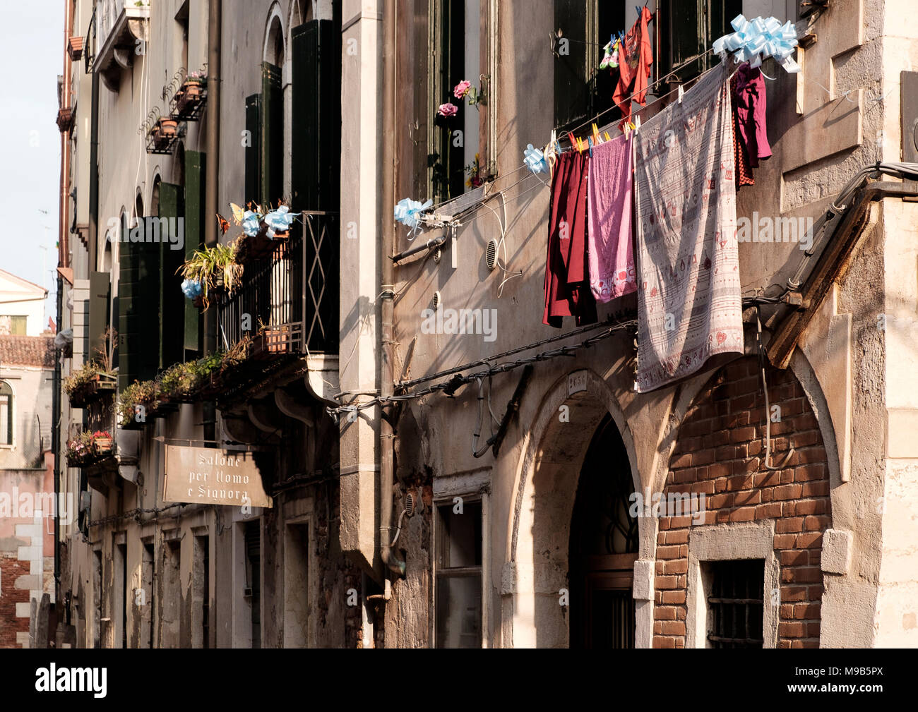 Appendere fuori il lavaggio a San Polo, Venezia Foto Stock