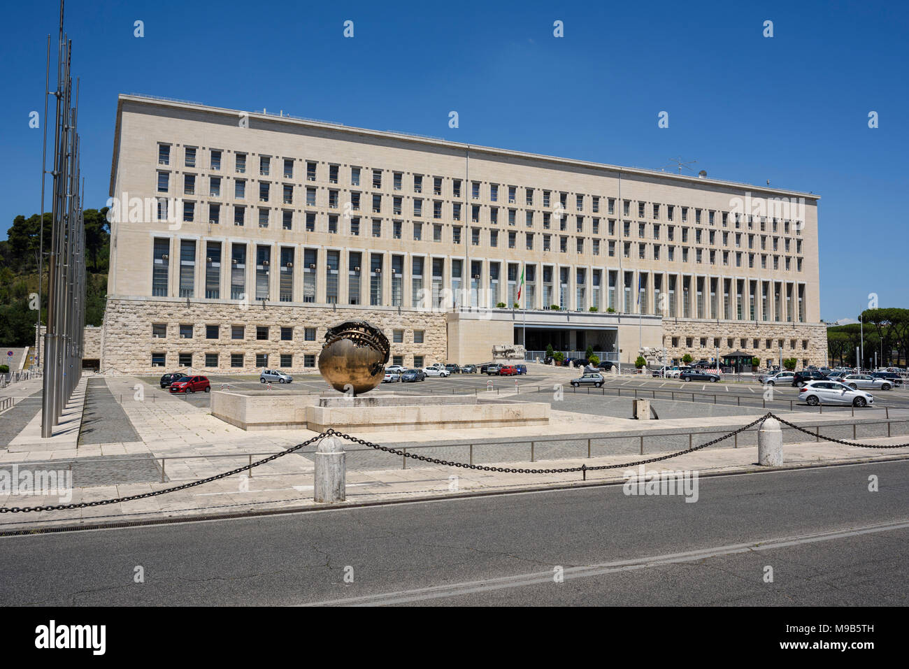 Roma. L'Italia. Il Palazzo della Farnesina, ospita il Ministero degli Affari Esteri italiano. Progettato nel 1935, ha ospitato il Ministero degli Esteri Foto Stock
