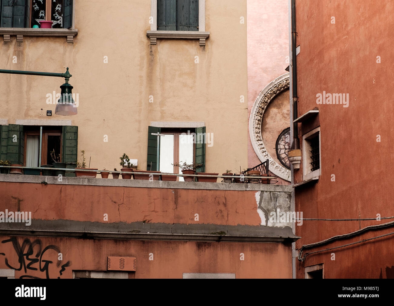 Una vista attraverso case per rivelare uno scorcio di elegante decorazione della chiesa di San Rocco, Chiesa di San Rocco, Venezia Foto Stock