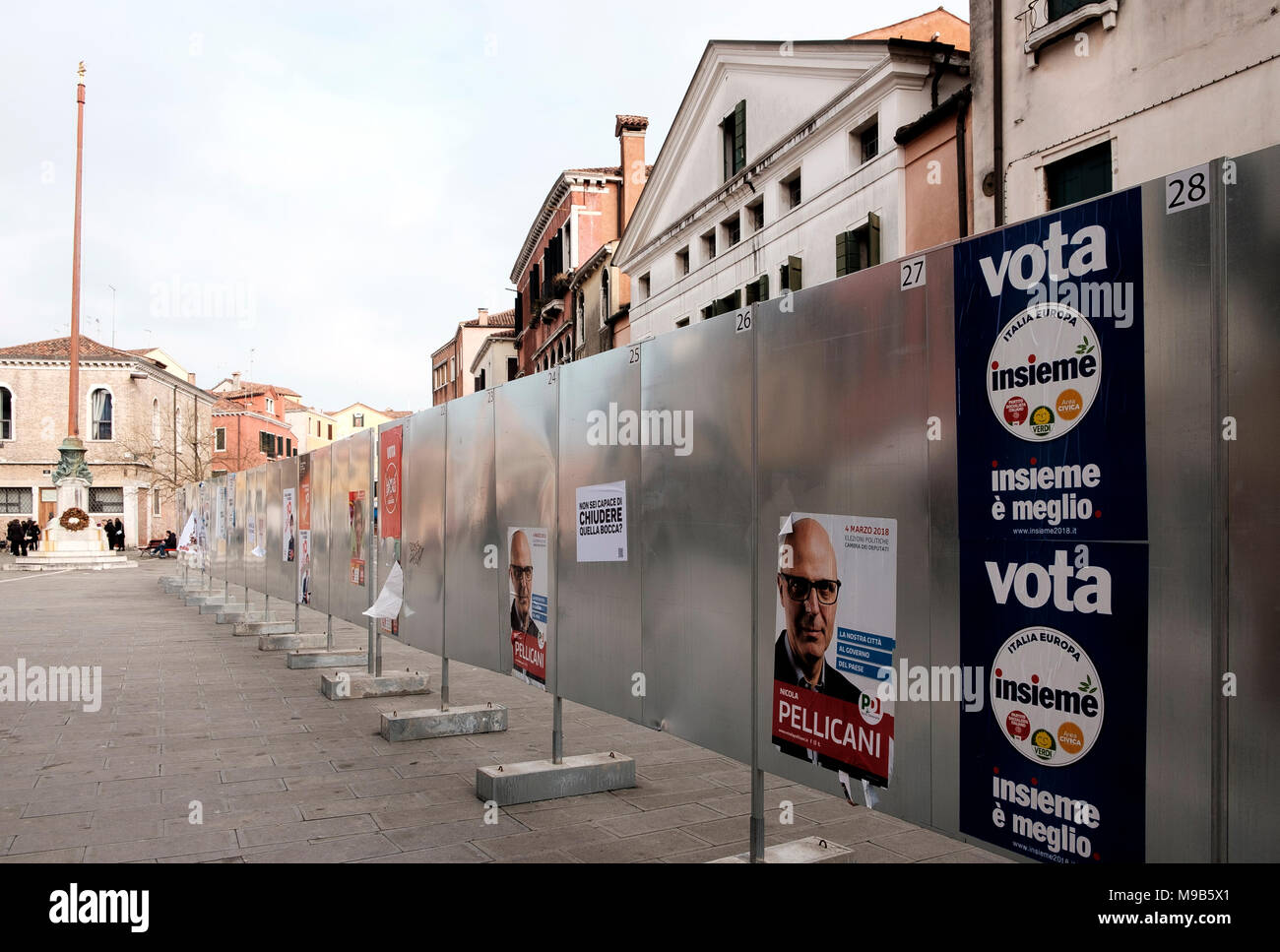Un display stand eretto su Campo Santa Margherita a Venezia per trasportare di partito politico per le elezioni italiane del 2018 ma scarsamente utilizzato, Foto Stock