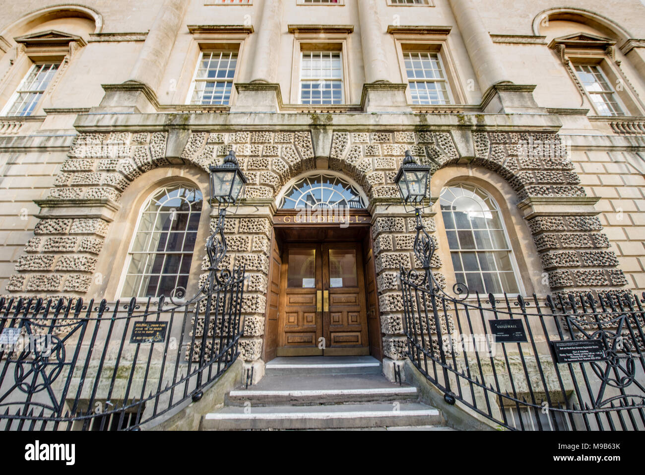 Vista sulla strada del centro storico di Guildhall in High Street Bath home al bagno e North East Somerset consiglio, conservatori e di archivi con Abbazia di Bath in vista Foto Stock