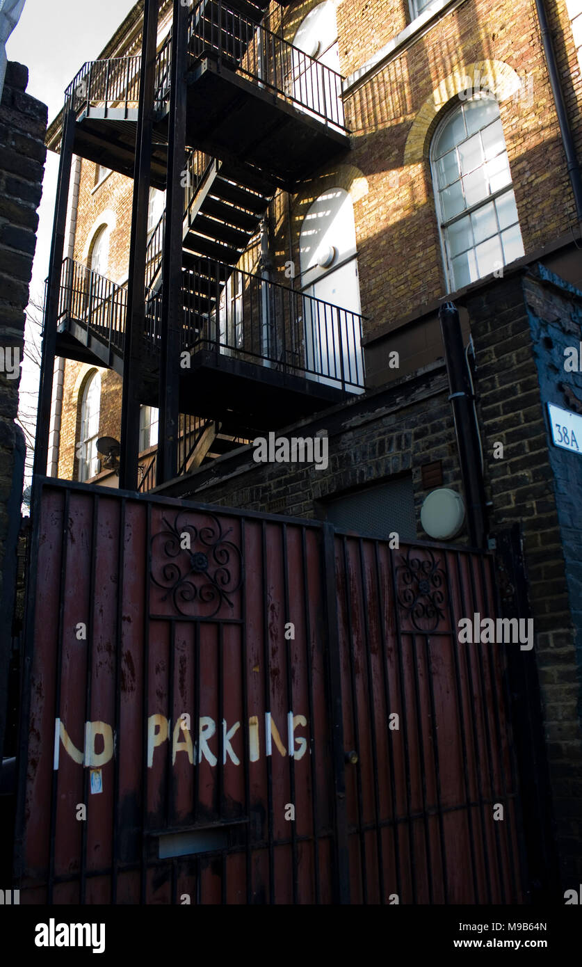Londra incendio esterno scala di fuga dalla luce del sole Foto Stock