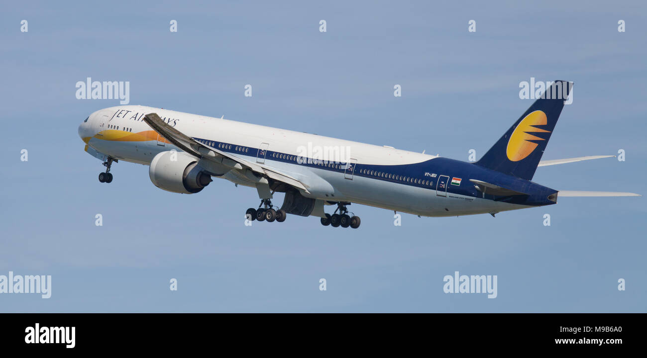 Jet Airways Boeing 777 VT-JEU uscire aeroporto di Heathrow LHR Foto Stock