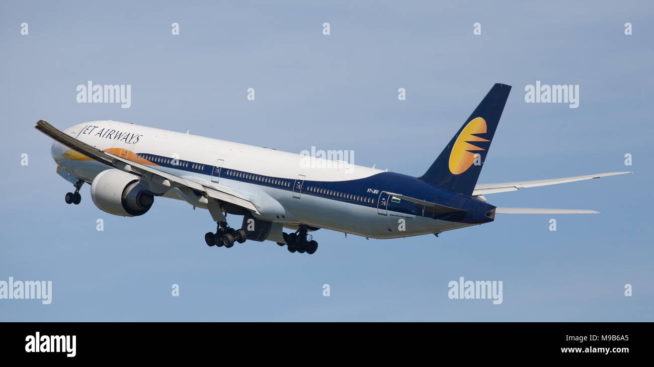 Jet Airways Boeing 777 VT-JEU uscire aeroporto di Heathrow LHR Foto Stock