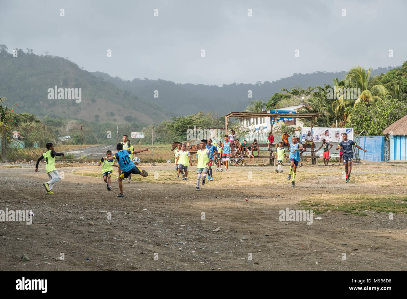 Bambini Che Giocano A Calcio In Strada Immagini e Fotos Stock - Alamy