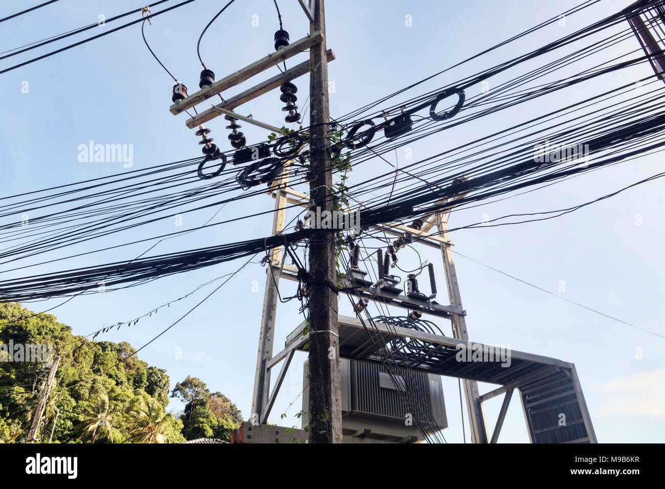 Linea di alimentazione per la palificazione elettricità s trasporto tramite cavi Foto Stock