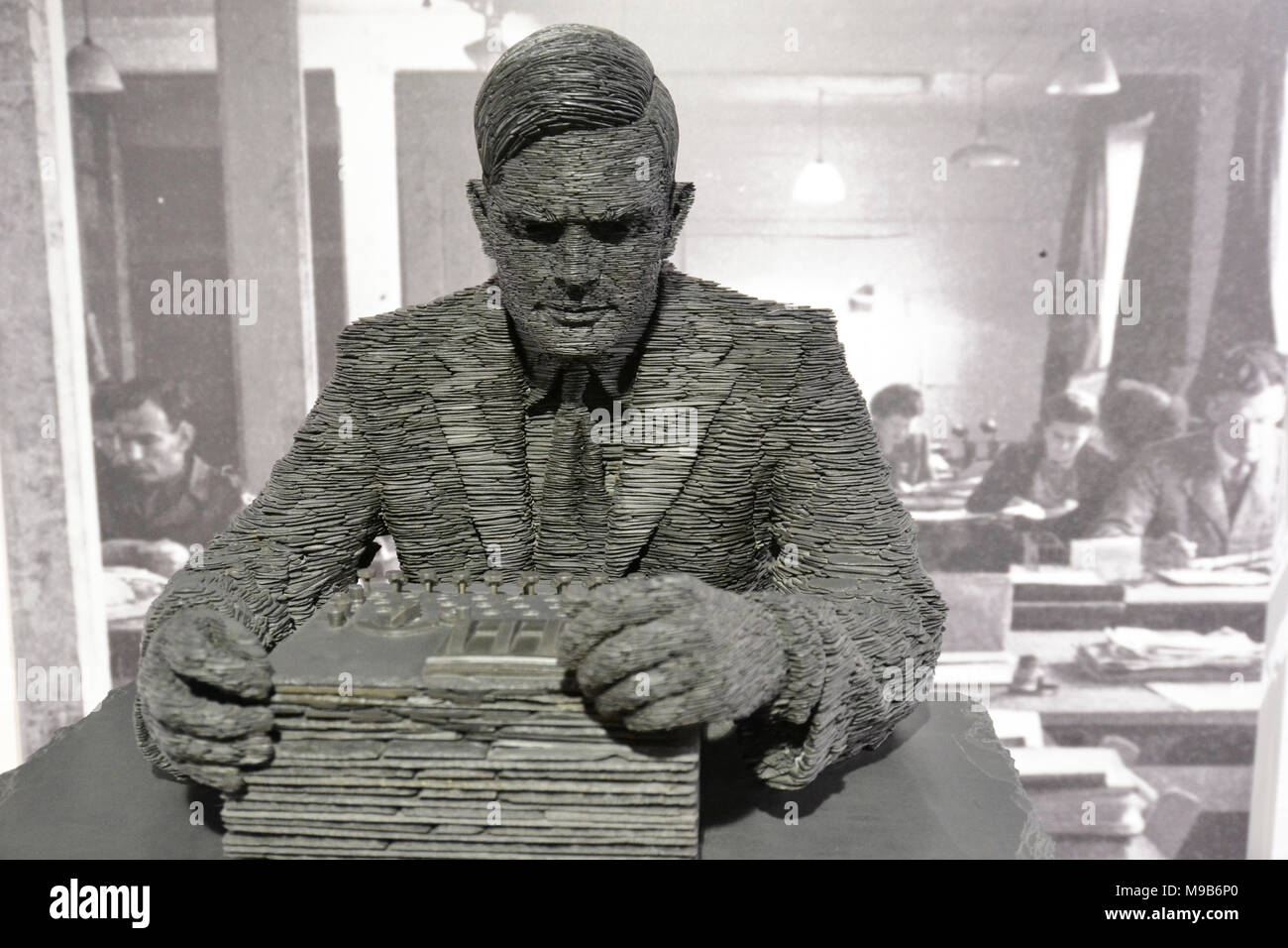 Scultura di Alan Turing a Bletchley Park, Inghilterra, Regno Unito Foto Stock