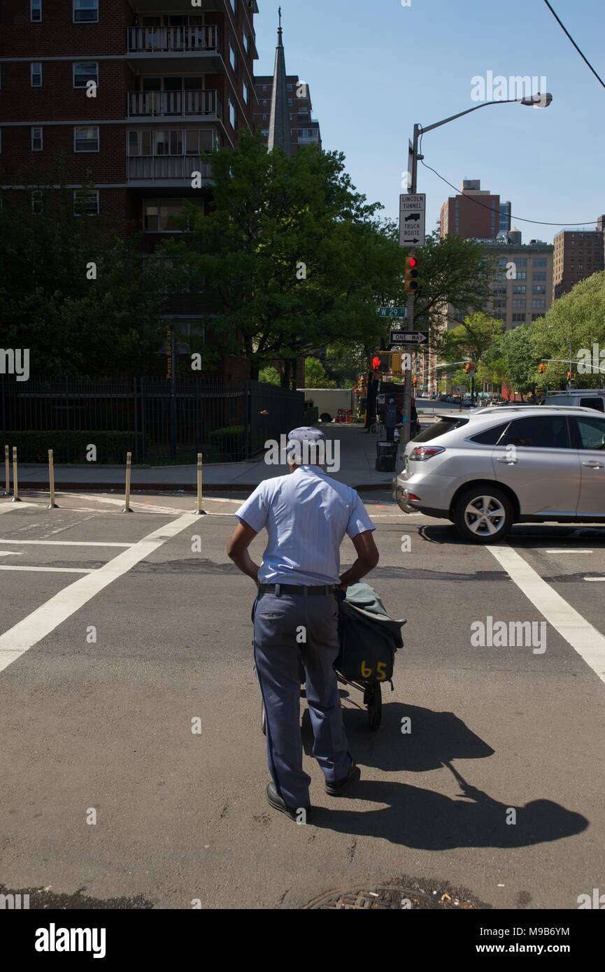 Mail uomo attraversando la strada - New York Aprile 2012 Foto Stock